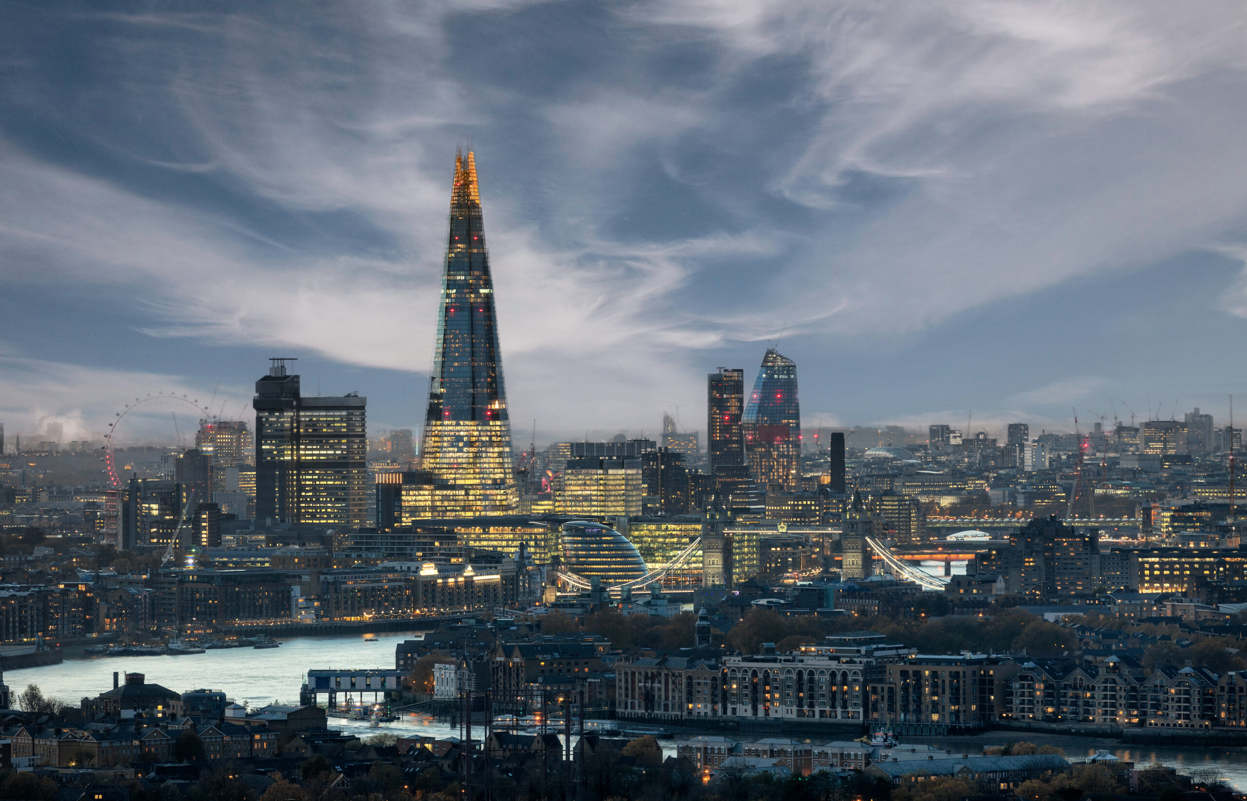 Die beleuchtete Skyline fon London, Großbritannien, am Abend